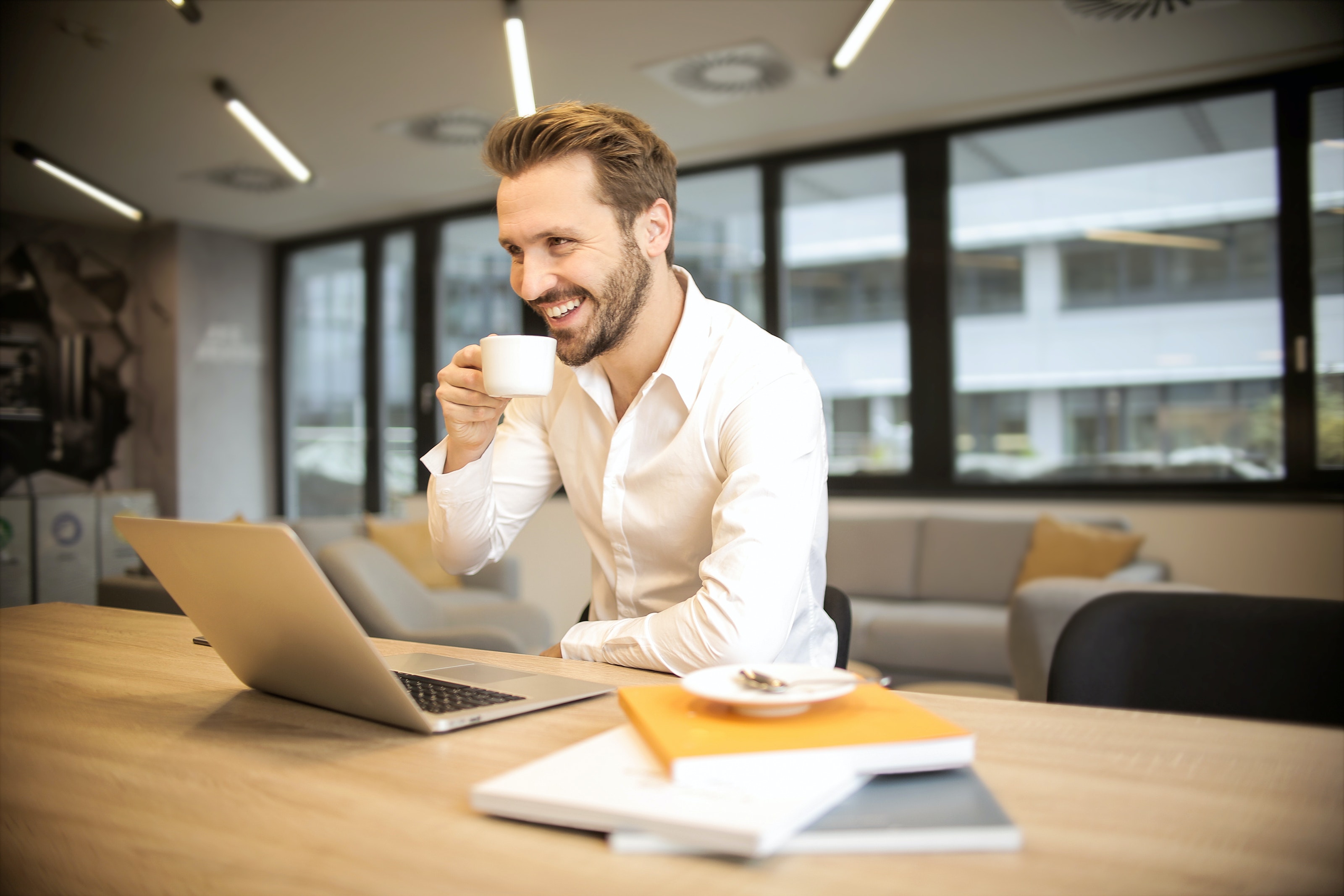 mann vor laptop tasse